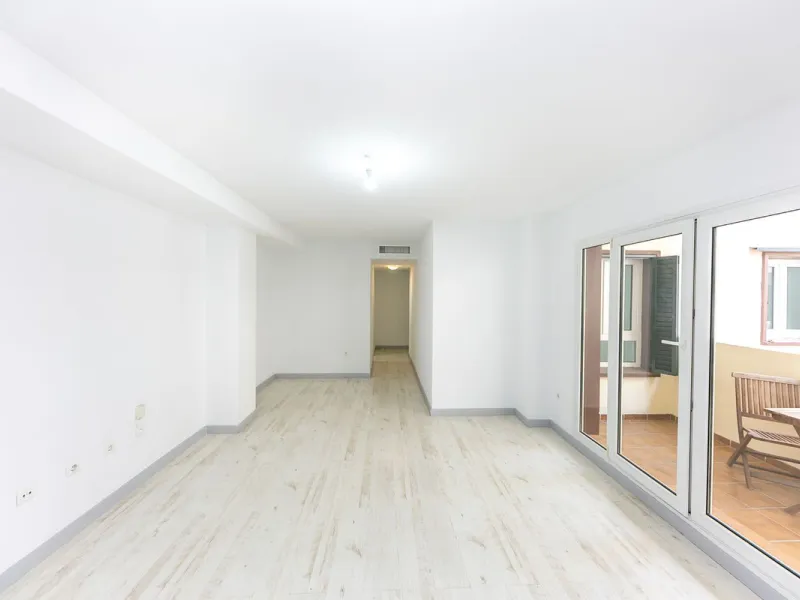 Just 300 meters from the sea, in one of the most peaceful and well-connected areas of Torrequebrada, you'll find this spacious apartment that combines comfort, generous spaces, and proximity to all amenities.