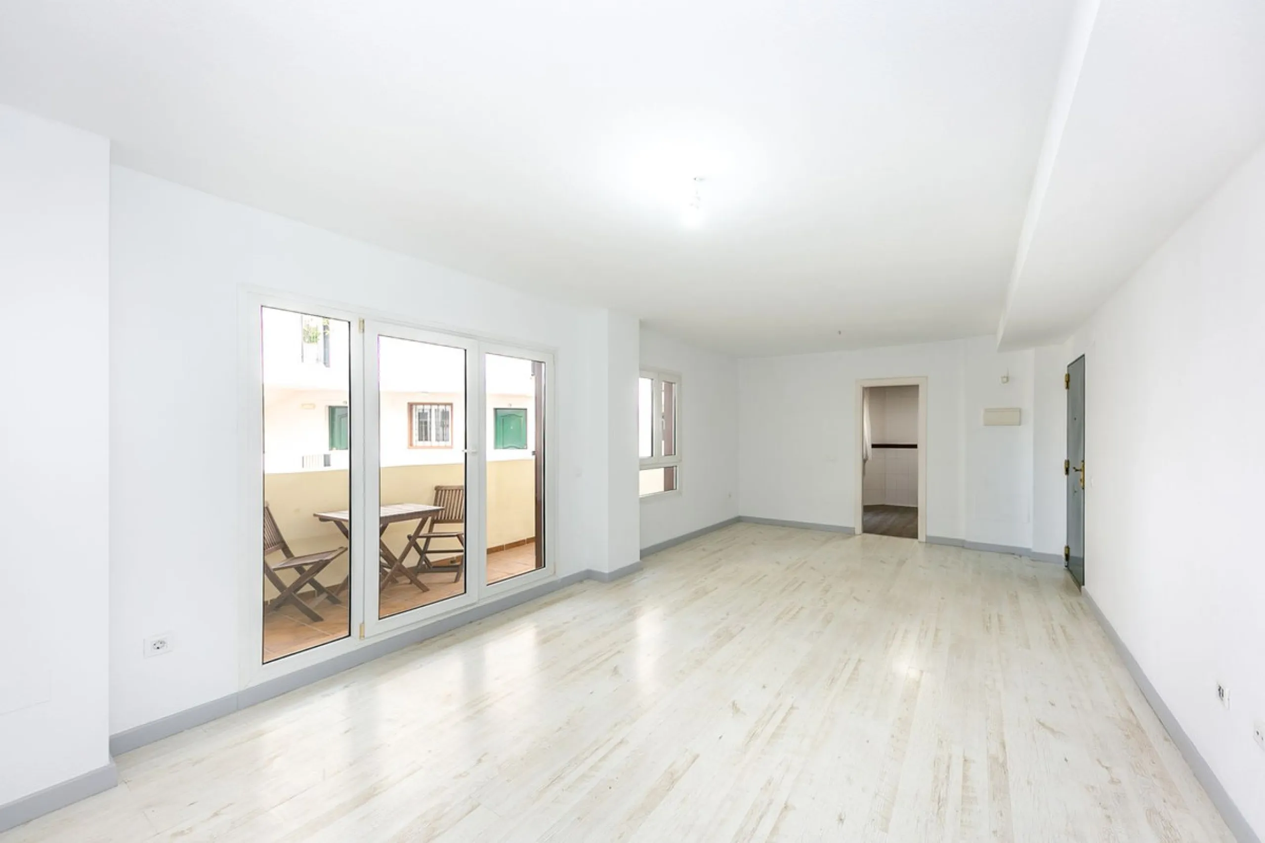 Just 300 meters from the sea, in one of the most peaceful and well-connected areas of Torrequebrada, you'll find this spacious apartment that combines comfort, generous spaces, and proximity to all amenities.