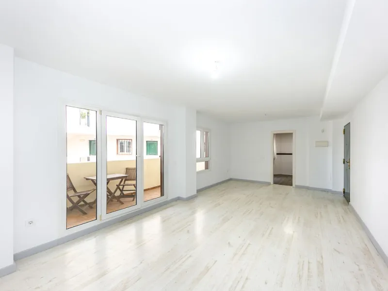 Just 300 meters from the sea, in one of the most peaceful and well-connected areas of Torrequebrada, you'll find this spacious apartment that combines comfort, generous spaces, and proximity to all amenities.
