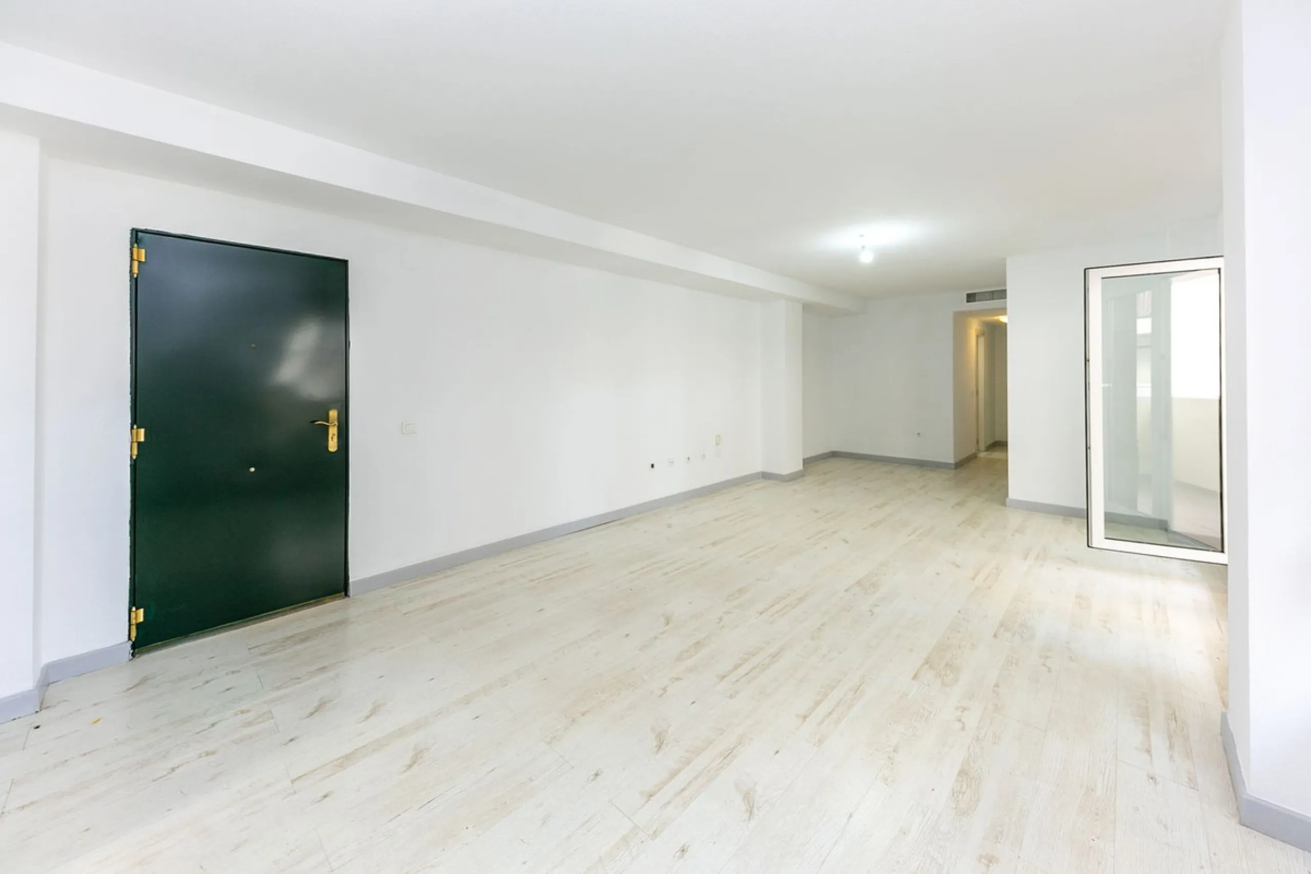 Just 300 meters from the sea, in one of the most peaceful and well-connected areas of Torrequebrada, you'll find this spacious apartment that combines comfort, generous spaces, and proximity to all amenities.