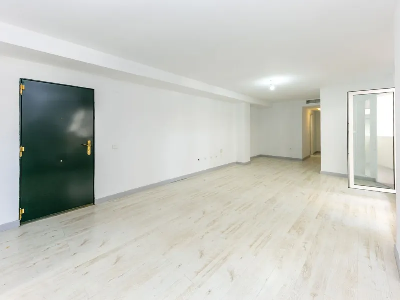 Just 300 meters from the sea, in one of the most peaceful and well-connected areas of Torrequebrada, you'll find this spacious apartment that combines comfort, generous spaces, and proximity to all amenities.