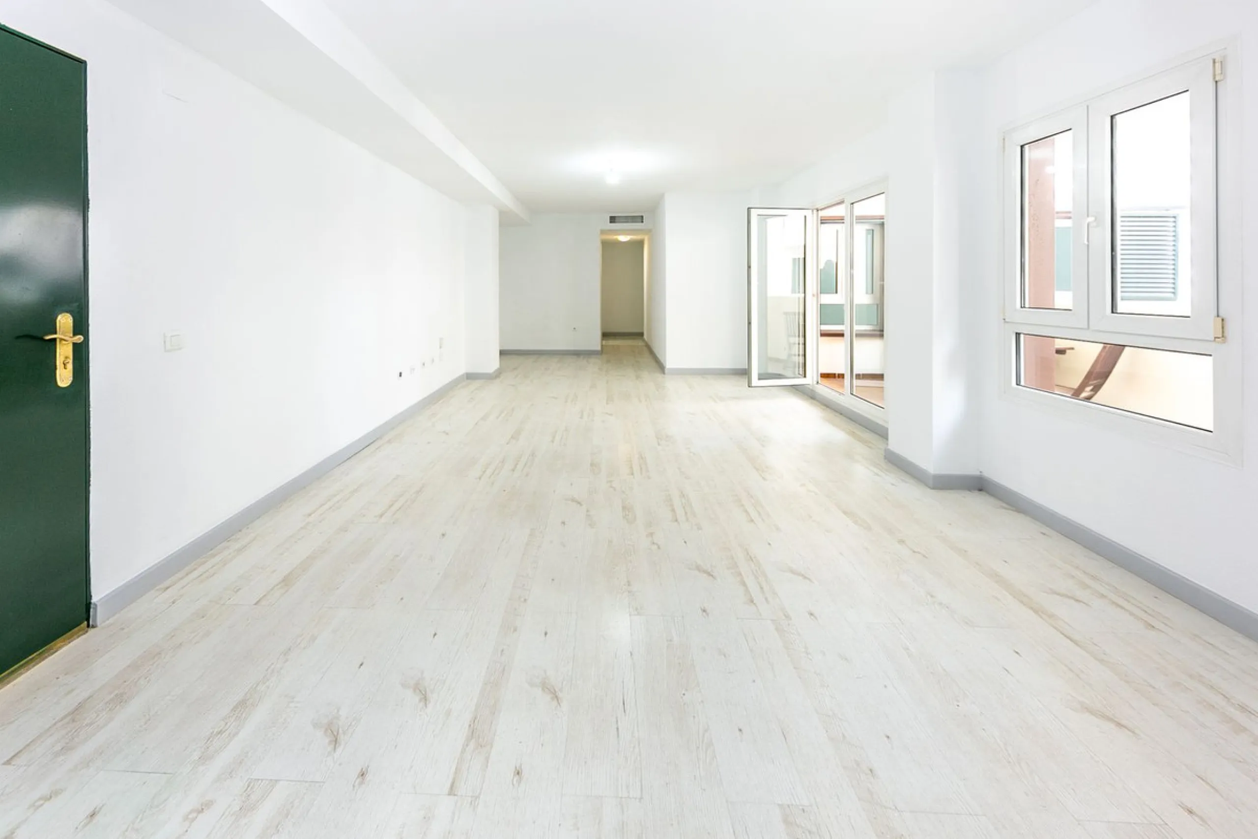 Just 300 meters from the sea, in one of the most peaceful and well-connected areas of Torrequebrada, you'll find this spacious apartment that combines comfort, generous spaces, and proximity to all amenities.