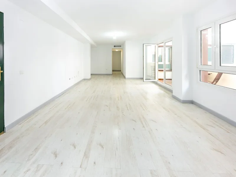 Just 300 meters from the sea, in one of the most peaceful and well-connected areas of Torrequebrada, you'll find this spacious apartment that combines comfort, generous spaces, and proximity to all amenities.