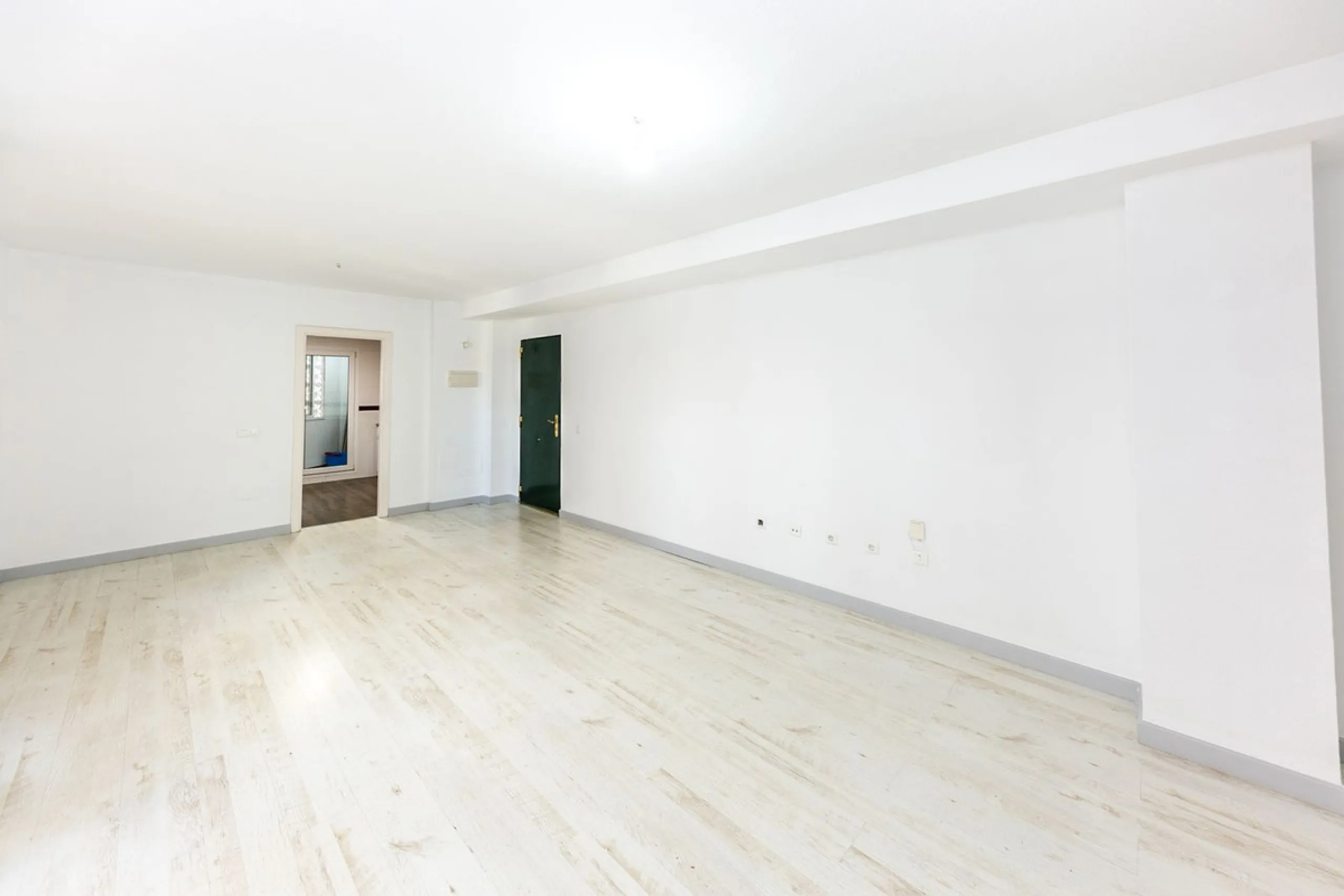 Just 300 meters from the sea, in one of the most peaceful and well-connected areas of Torrequebrada, you'll find this spacious apartment that combines comfort, generous spaces, and proximity to all amenities.