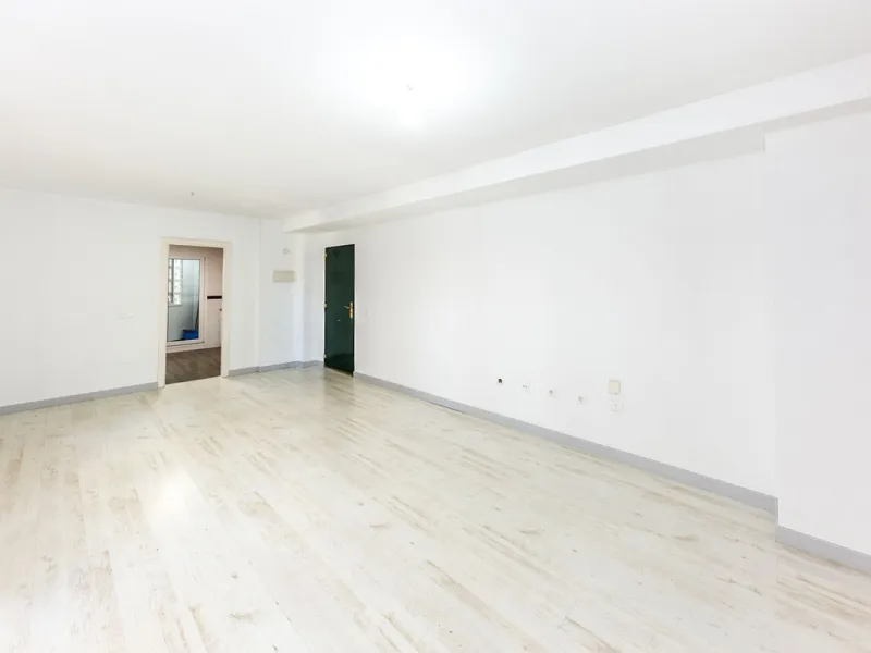 Just 300 meters from the sea, in one of the most peaceful and well-connected areas of Torrequebrada, you'll find this spacious apartment that combines comfort, generous spaces, and proximity to all amenities.