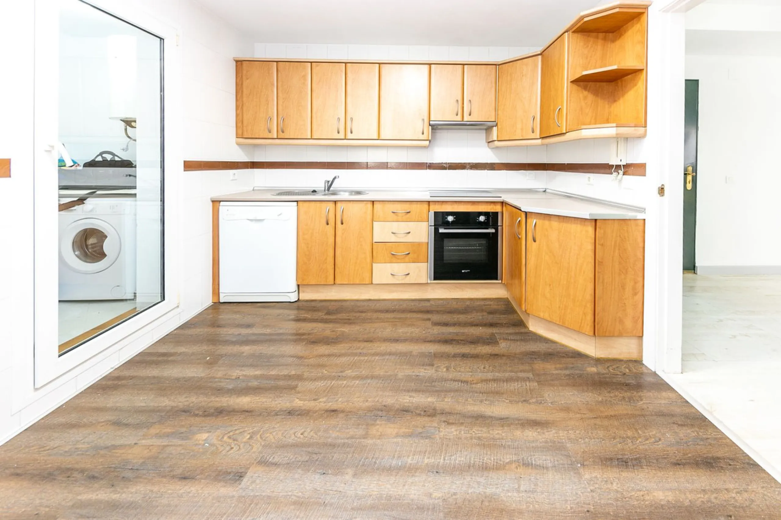 Just 300 meters from the sea, in one of the most peaceful and well-connected areas of Torrequebrada, you'll find this spacious apartment that combines comfort, generous spaces, and proximity to all amenities.