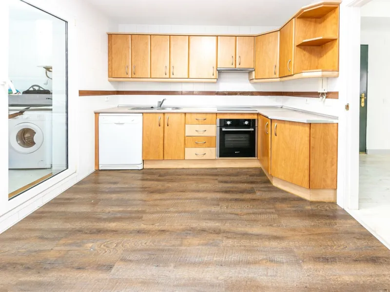 Just 300 meters from the sea, in one of the most peaceful and well-connected areas of Torrequebrada, you'll find this spacious apartment that combines comfort, generous spaces, and proximity to all amenities.