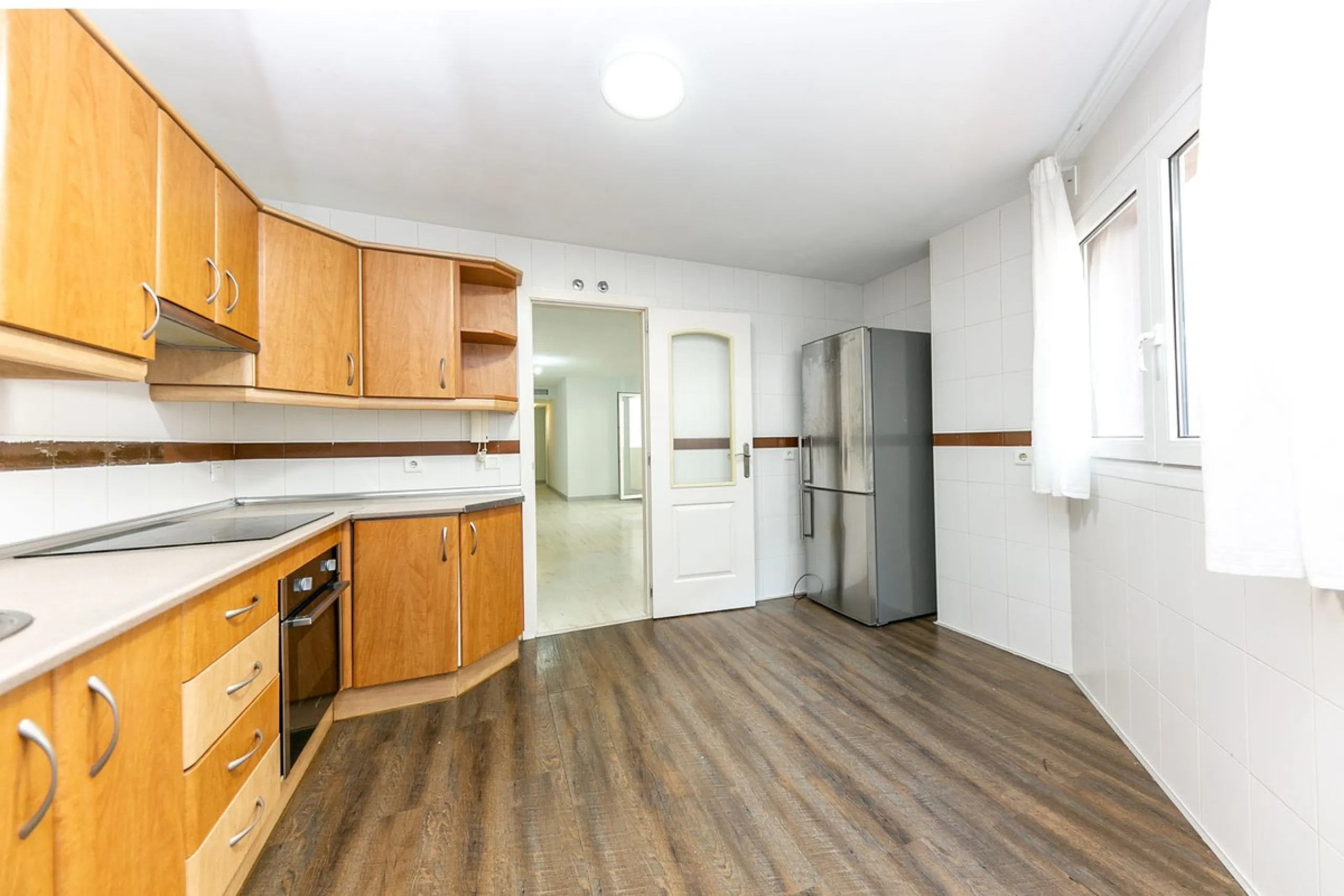 Just 300 meters from the sea, in one of the most peaceful and well-connected areas of Torrequebrada, you'll find this spacious apartment that combines comfort, generous spaces, and proximity to all amenities.
