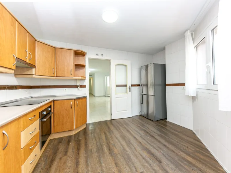 Just 300 meters from the sea, in one of the most peaceful and well-connected areas of Torrequebrada, you'll find this spacious apartment that combines comfort, generous spaces, and proximity to all amenities.