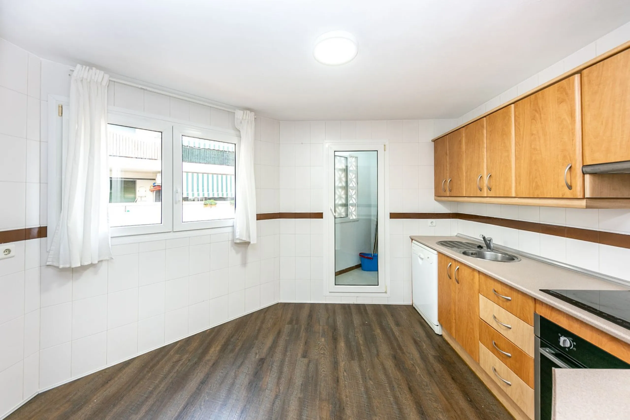 Just 300 meters from the sea, in one of the most peaceful and well-connected areas of Torrequebrada, you'll find this spacious apartment that combines comfort, generous spaces, and proximity to all amenities.