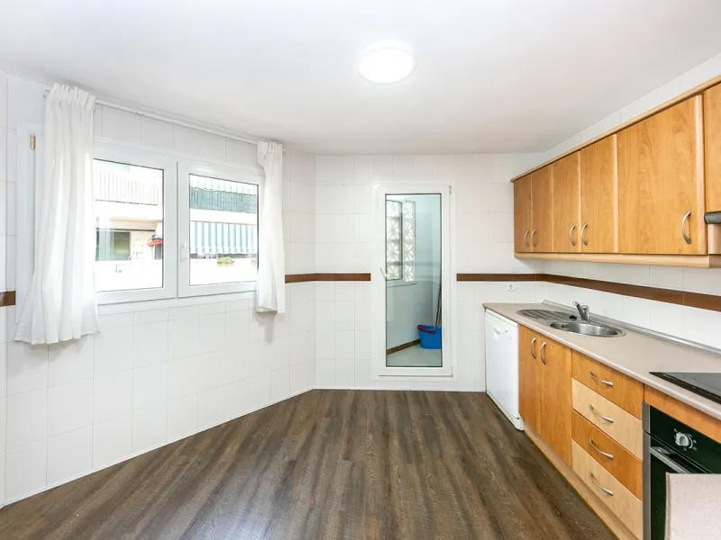 Just 300 meters from the sea, in one of the most peaceful and well-connected areas of Torrequebrada, you'll find this spacious apartment that combines comfort, generous spaces, and proximity to all amenities.