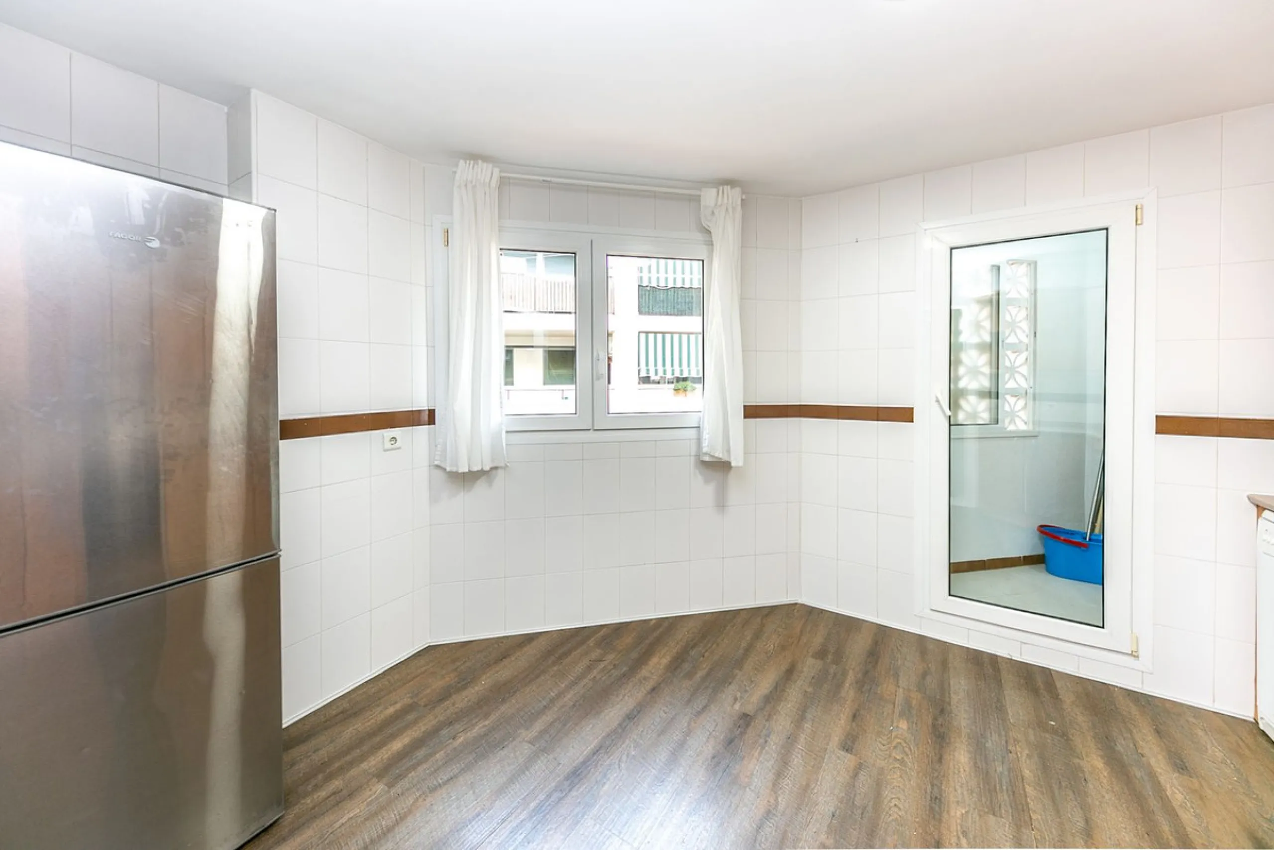 Just 300 meters from the sea, in one of the most peaceful and well-connected areas of Torrequebrada, you'll find this spacious apartment that combines comfort, generous spaces, and proximity to all amenities.