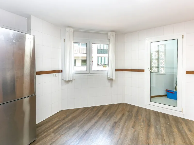 Just 300 meters from the sea, in one of the most peaceful and well-connected areas of Torrequebrada, you'll find this spacious apartment that combines comfort, generous spaces, and proximity to all amenities.