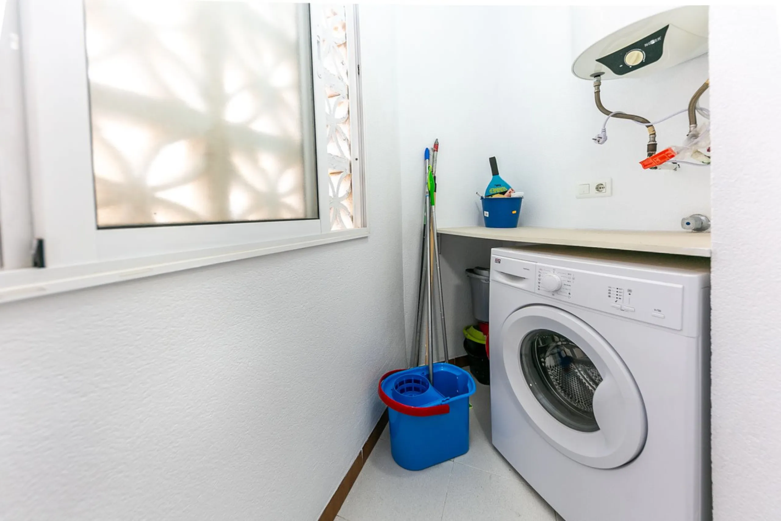 Just 300 meters from the sea, in one of the most peaceful and well-connected areas of Torrequebrada, you'll find this spacious apartment that combines comfort, generous spaces, and proximity to all amenities.