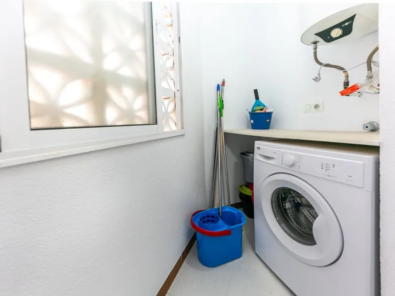 Just 300 meters from the sea, in one of the most peaceful and well-connected areas of Torrequebrada, you'll find this spacious apartment that combines comfort, generous spaces, and proximity to all amenities.