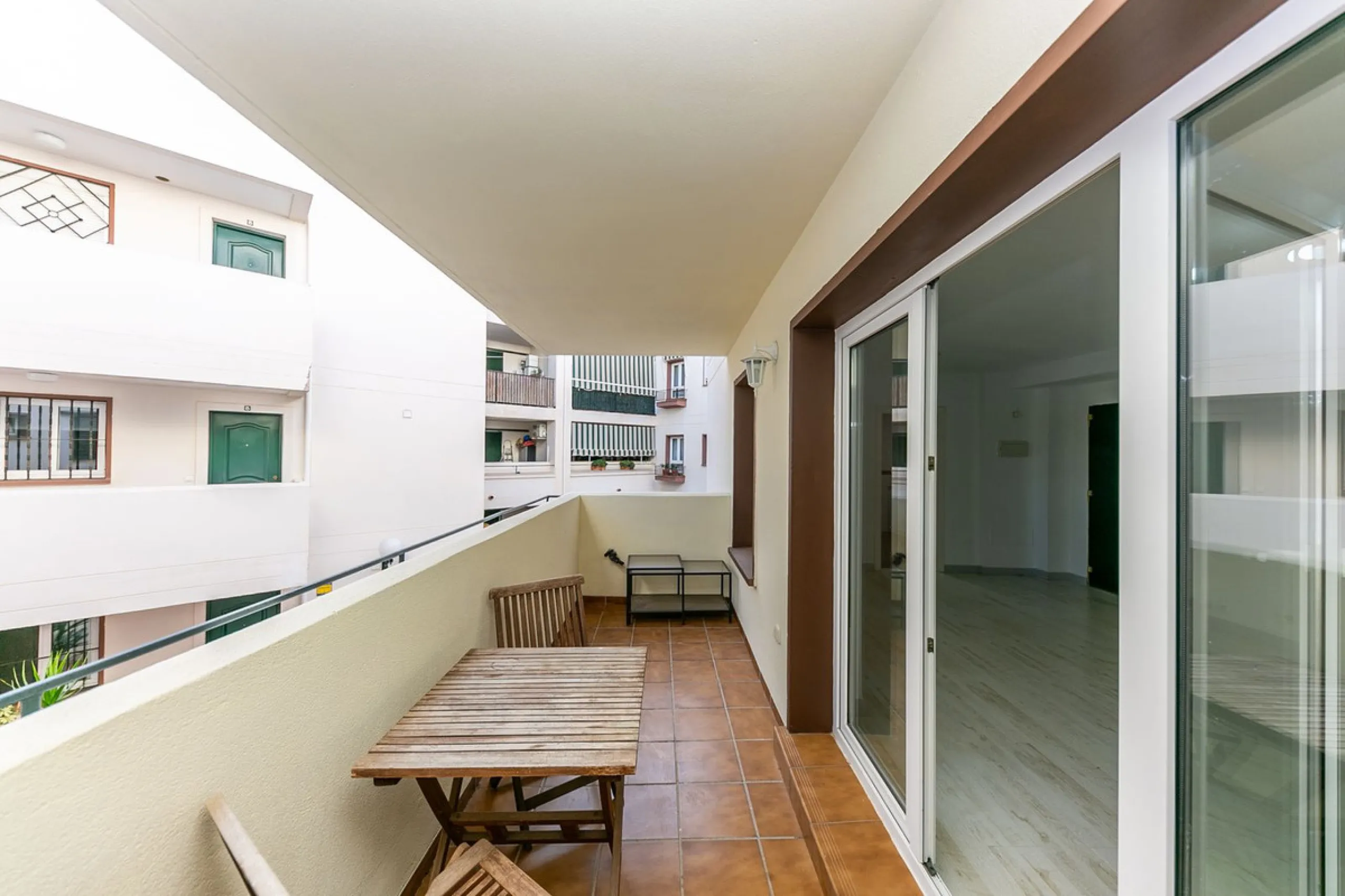 Just 300 meters from the sea, in one of the most peaceful and well-connected areas of Torrequebrada, you'll find this spacious apartment that combines comfort, generous spaces, and proximity to all amenities.