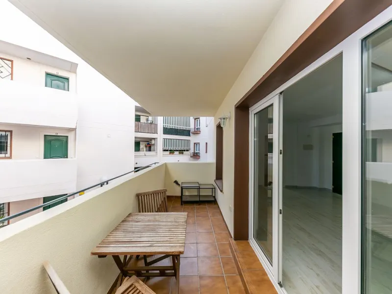 Just 300 meters from the sea, in one of the most peaceful and well-connected areas of Torrequebrada, you'll find this spacious apartment that combines comfort, generous spaces, and proximity to all amenities.