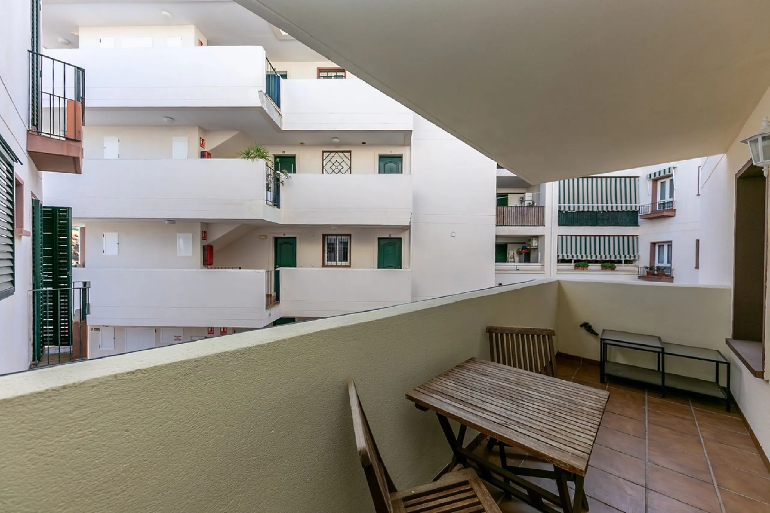 Just 300 meters from the sea, in one of the most peaceful and well-connected areas of Torrequebrada, you'll find this spacious apartment that combines comfort, generous spaces, and proximity to all amenities.