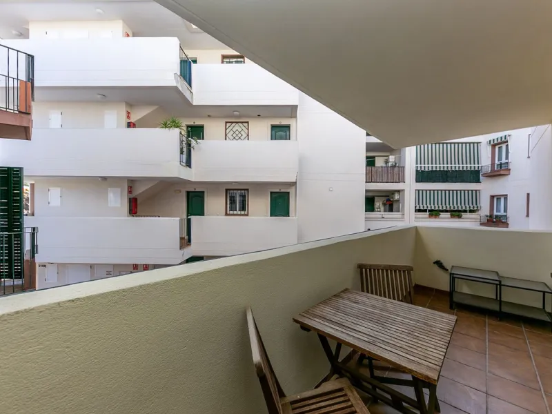 Just 300 meters from the sea, in one of the most peaceful and well-connected areas of Torrequebrada, you'll find this spacious apartment that combines comfort, generous spaces, and proximity to all amenities.