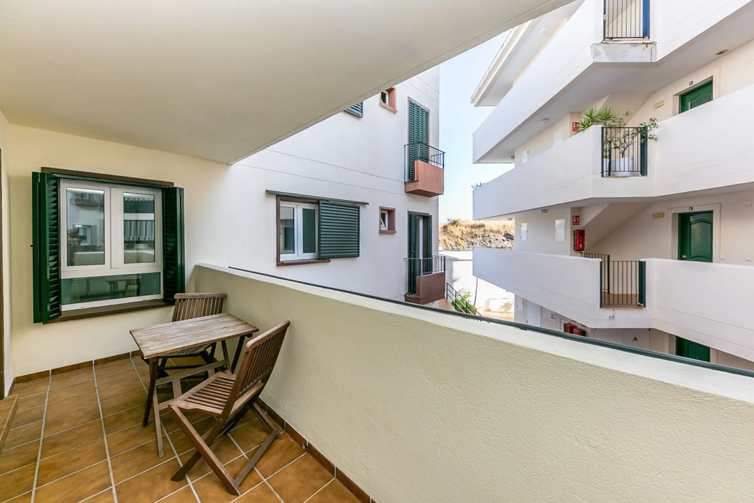 Just 300 meters from the sea, in one of the most peaceful and well-connected areas of Torrequebrada, you'll find this spacious apartment that combines comfort, generous spaces, and proximity to all amenities.