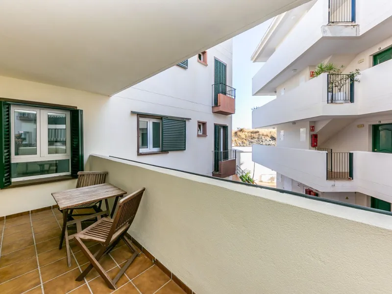 Just 300 meters from the sea, in one of the most peaceful and well-connected areas of Torrequebrada, you'll find this spacious apartment that combines comfort, generous spaces, and proximity to all amenities.