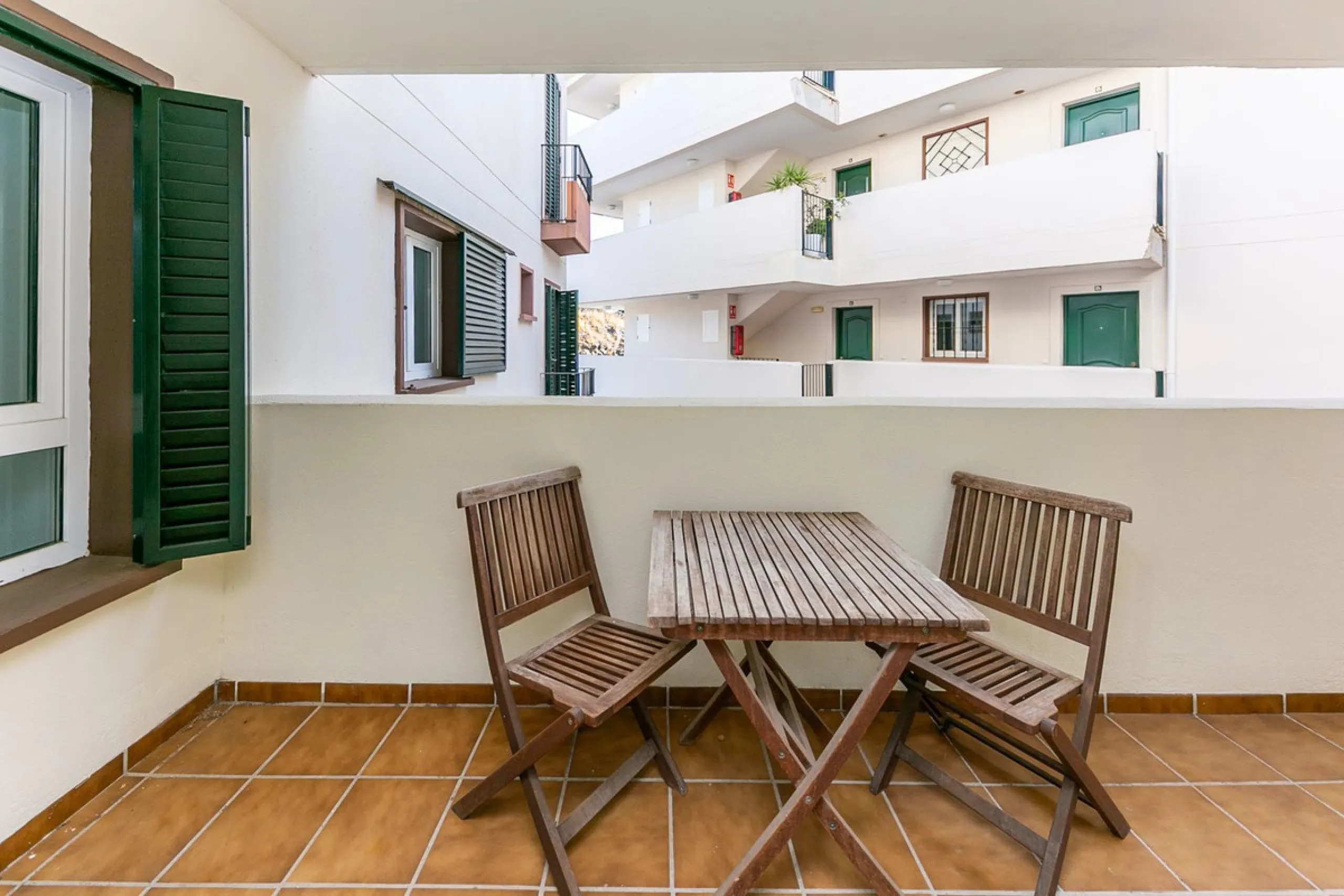 Just 300 meters from the sea, in one of the most peaceful and well-connected areas of Torrequebrada, you'll find this spacious apartment that combines comfort, generous spaces, and proximity to all amenities.