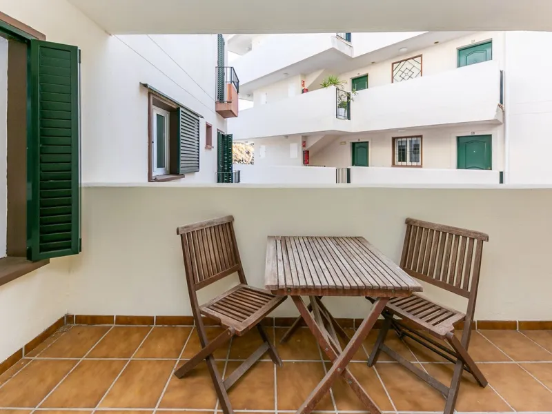 Just 300 meters from the sea, in one of the most peaceful and well-connected areas of Torrequebrada, you'll find this spacious apartment that combines comfort, generous spaces, and proximity to all amenities.