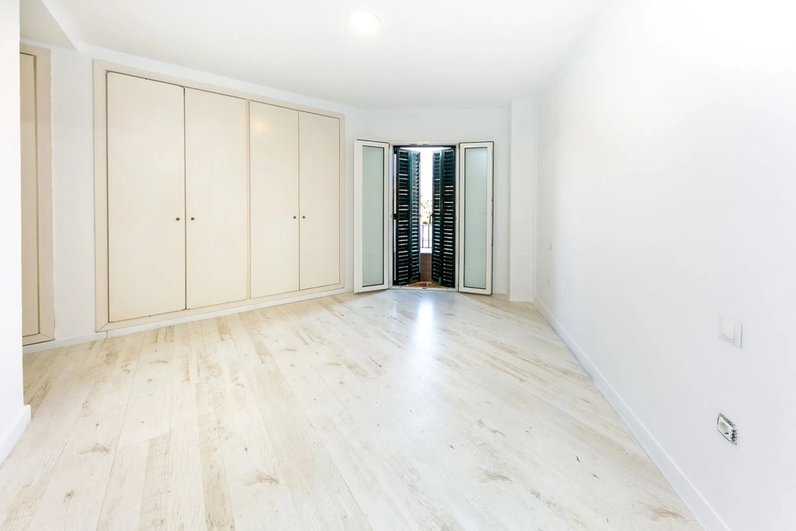 Just 300 meters from the sea, in one of the most peaceful and well-connected areas of Torrequebrada, you'll find this spacious apartment that combines comfort, generous spaces, and proximity to all amenities.