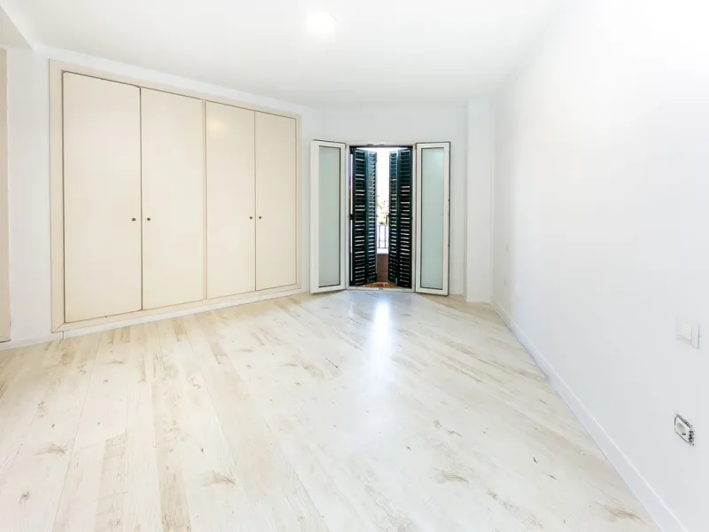 Just 300 meters from the sea, in one of the most peaceful and well-connected areas of Torrequebrada, you'll find this spacious apartment that combines comfort, generous spaces, and proximity to all amenities.