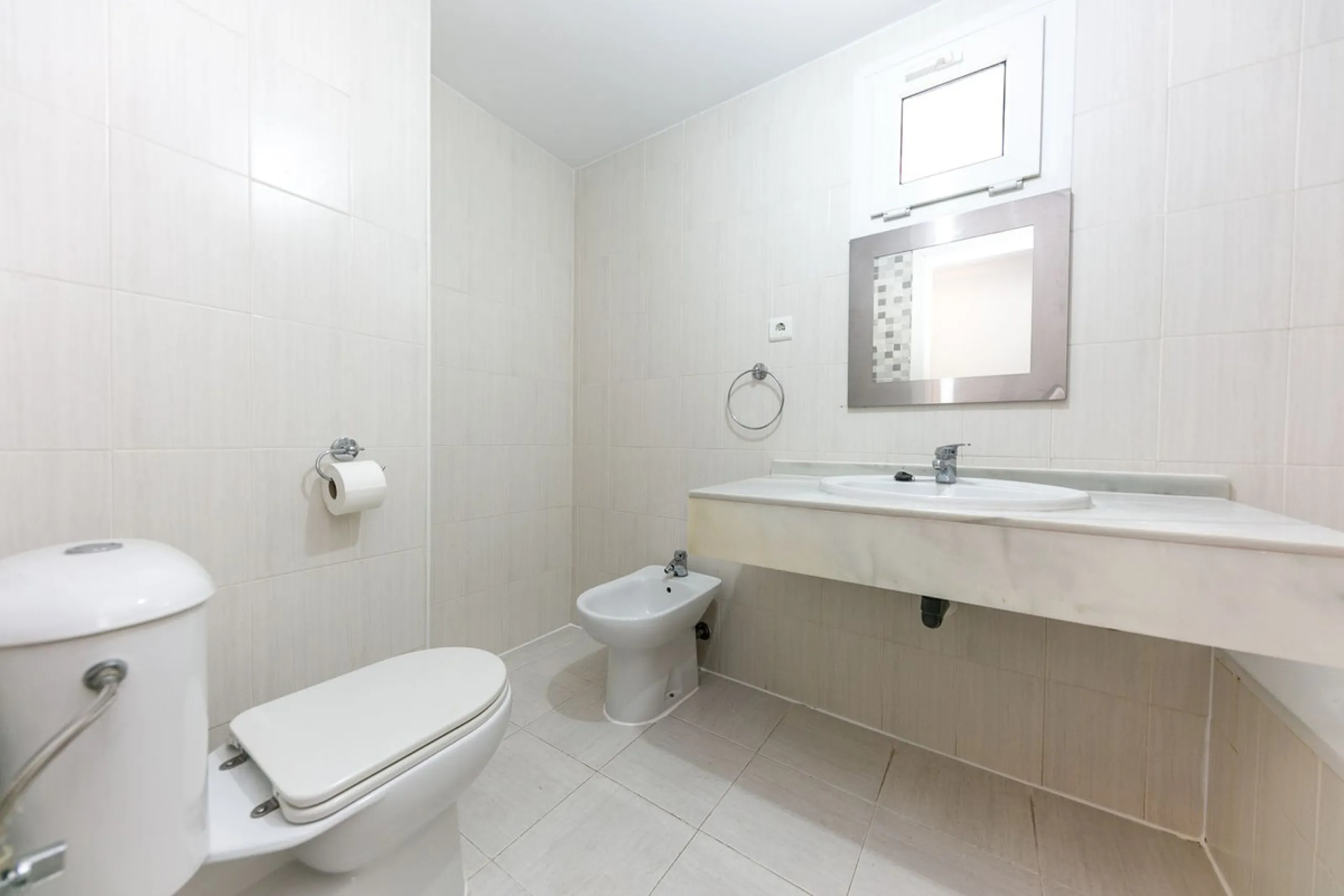 Just 300 meters from the sea, in one of the most peaceful and well-connected areas of Torrequebrada, you'll find this spacious apartment that combines comfort, generous spaces, and proximity to all amenities.