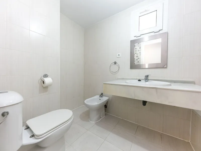 Just 300 meters from the sea, in one of the most peaceful and well-connected areas of Torrequebrada, you'll find this spacious apartment that combines comfort, generous spaces, and proximity to all amenities.
