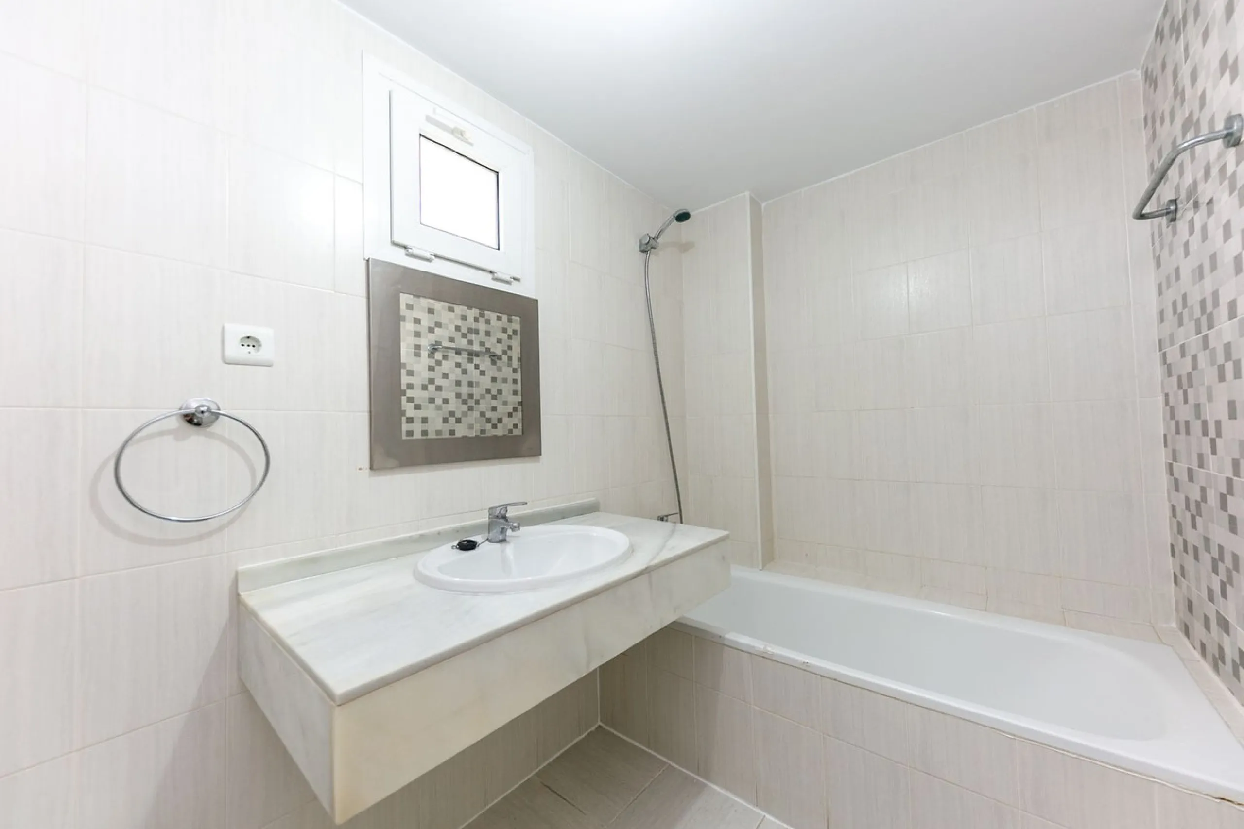 Just 300 meters from the sea, in one of the most peaceful and well-connected areas of Torrequebrada, you'll find this spacious apartment that combines comfort, generous spaces, and proximity to all amenities.