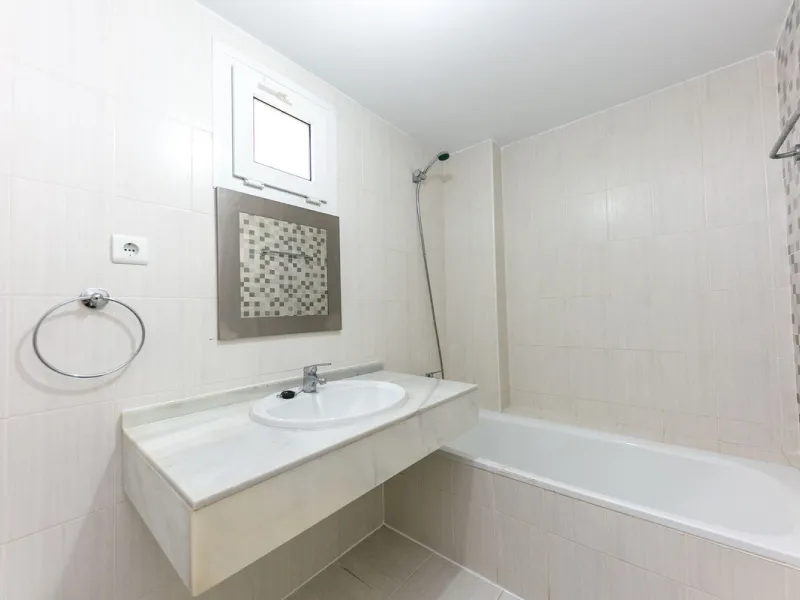 Just 300 meters from the sea, in one of the most peaceful and well-connected areas of Torrequebrada, you'll find this spacious apartment that combines comfort, generous spaces, and proximity to all amenities.