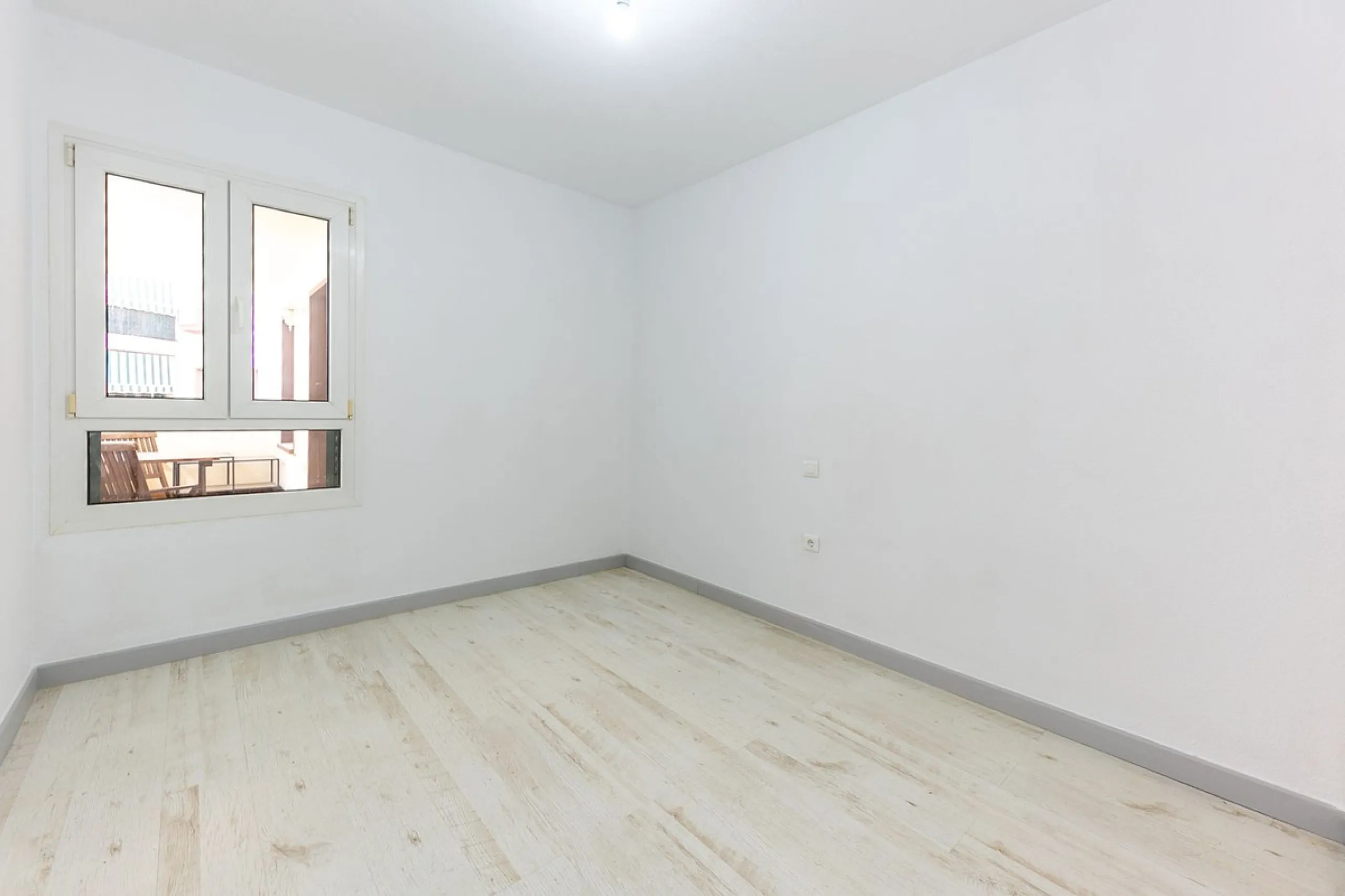 Just 300 meters from the sea, in one of the most peaceful and well-connected areas of Torrequebrada, you'll find this spacious apartment that combines comfort, generous spaces, and proximity to all amenities.
