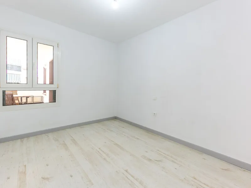 Just 300 meters from the sea, in one of the most peaceful and well-connected areas of Torrequebrada, you'll find this spacious apartment that combines comfort, generous spaces, and proximity to all amenities.