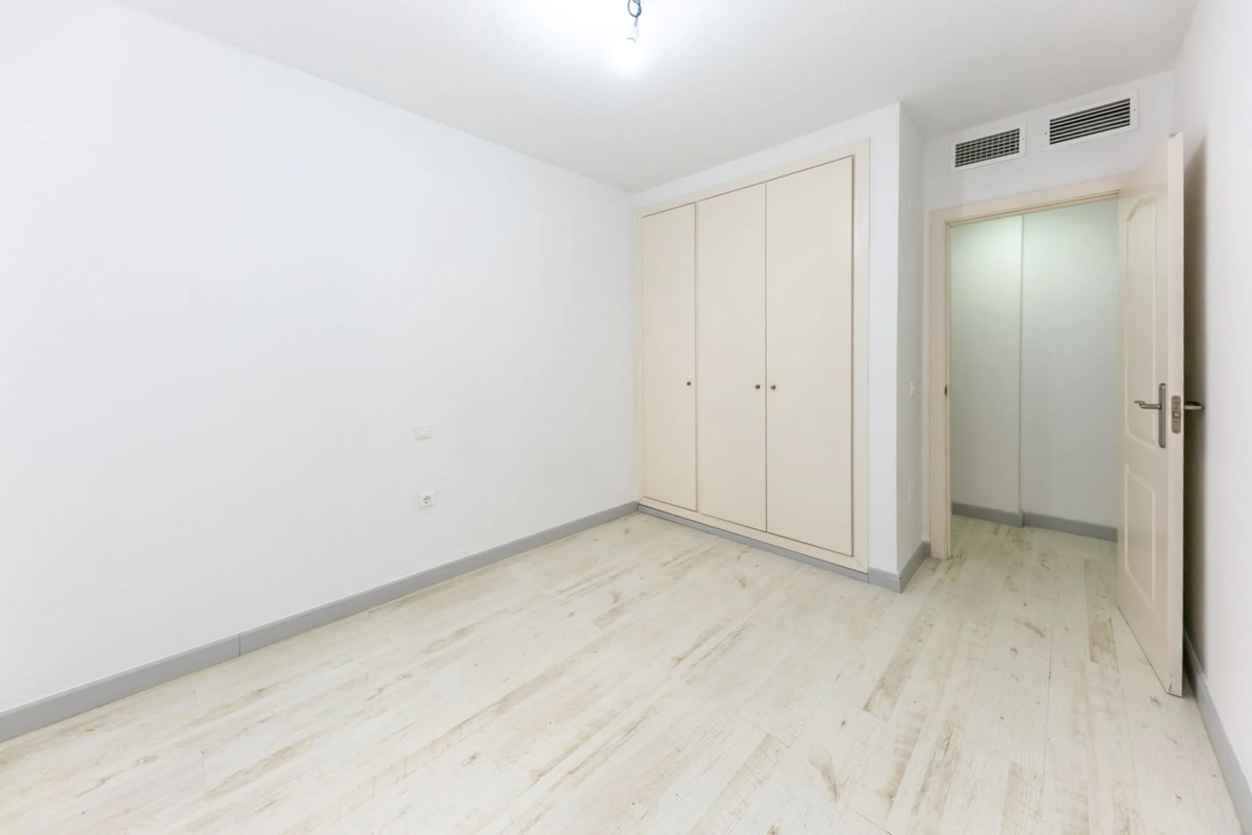 Just 300 meters from the sea, in one of the most peaceful and well-connected areas of Torrequebrada, you'll find this spacious apartment that combines comfort, generous spaces, and proximity to all amenities.
