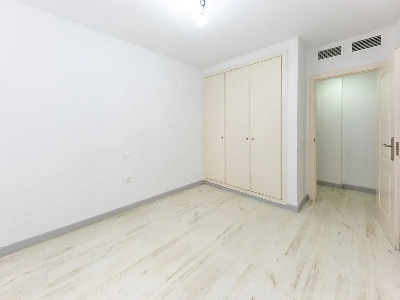 Just 300 meters from the sea, in one of the most peaceful and well-connected areas of Torrequebrada, you'll find this spacious apartment that combines comfort, generous spaces, and proximity to all amenities.