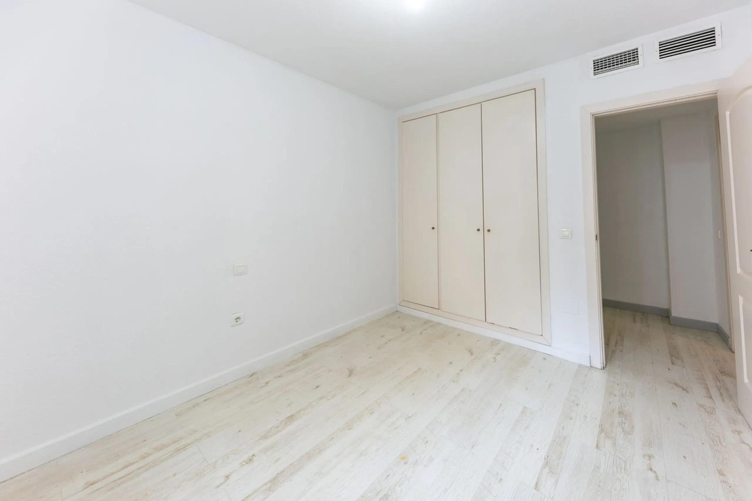 Just 300 meters from the sea, in one of the most peaceful and well-connected areas of Torrequebrada, you'll find this spacious apartment that combines comfort, generous spaces, and proximity to all amenities.
