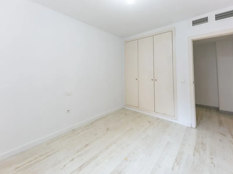 Just 300 meters from the sea, in one of the most peaceful and well-connected areas of Torrequebrada, you'll find this spacious apartment that combines comfort, generous spaces, and proximity to all amenities.