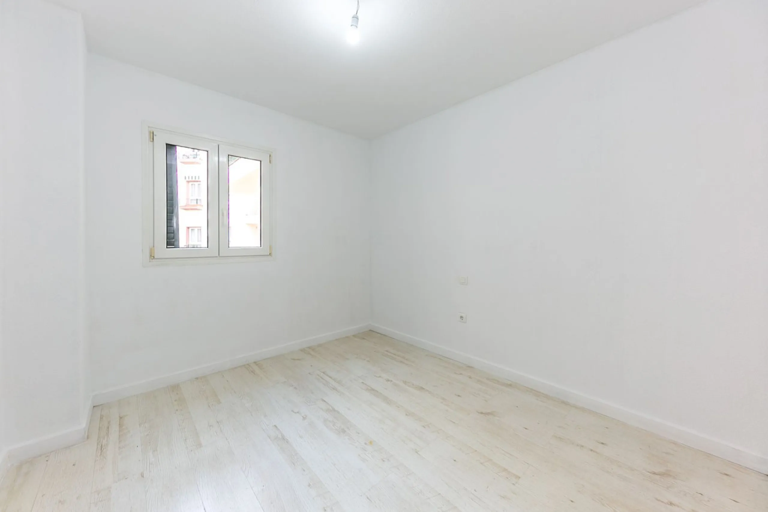 Just 300 meters from the sea, in one of the most peaceful and well-connected areas of Torrequebrada, you'll find this spacious apartment that combines comfort, generous spaces, and proximity to all amenities.