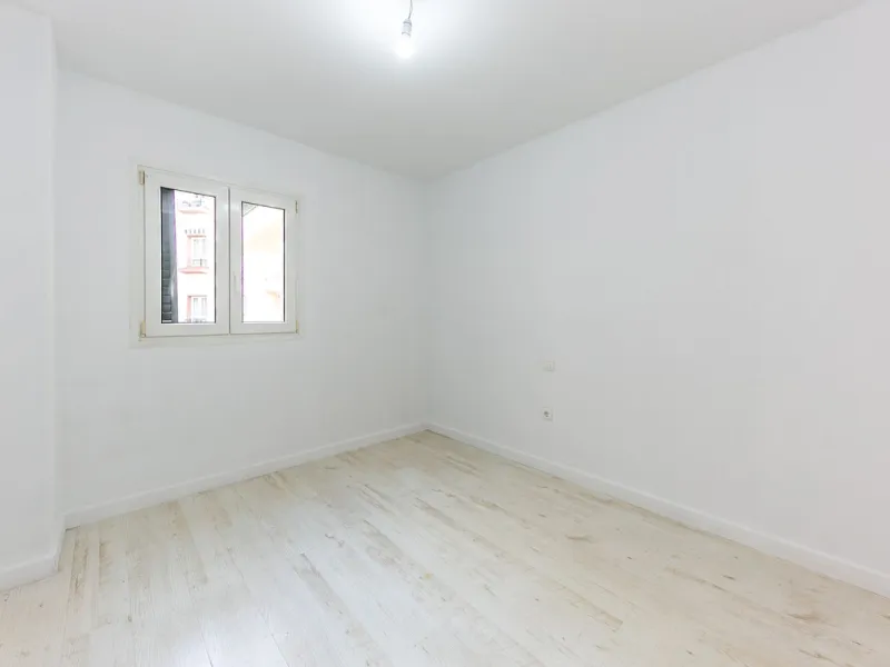 Just 300 meters from the sea, in one of the most peaceful and well-connected areas of Torrequebrada, you'll find this spacious apartment that combines comfort, generous spaces, and proximity to all amenities.