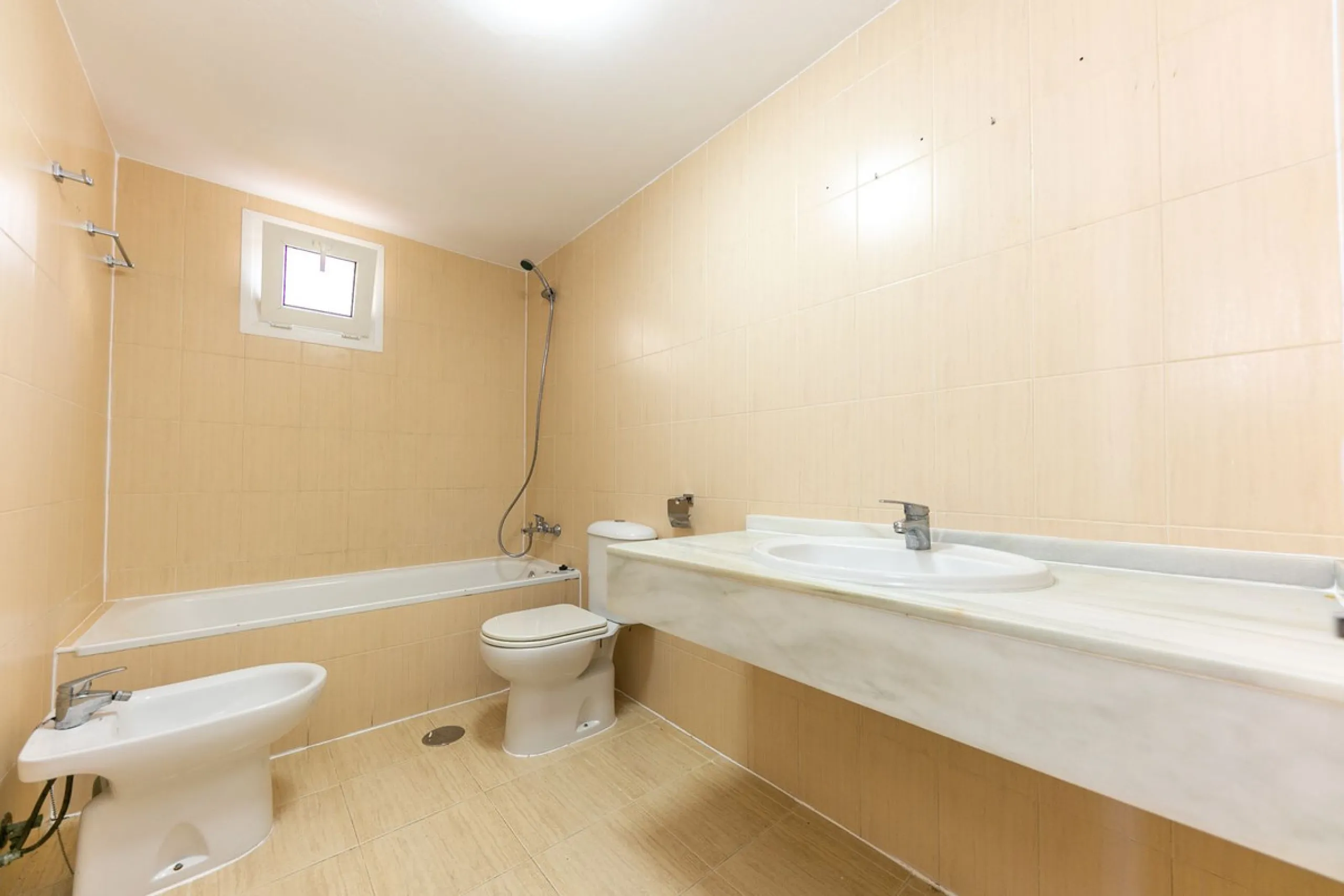Just 300 meters from the sea, in one of the most peaceful and well-connected areas of Torrequebrada, you'll find this spacious apartment that combines comfort, generous spaces, and proximity to all amenities.