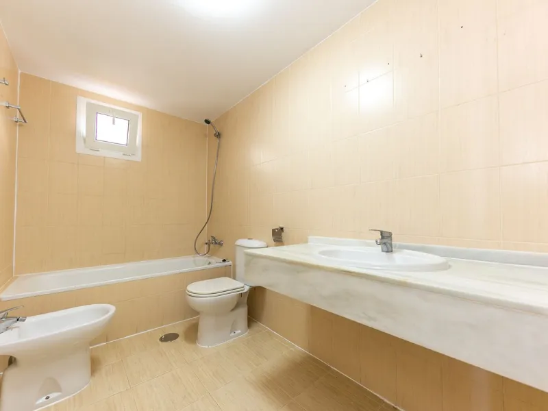 Just 300 meters from the sea, in one of the most peaceful and well-connected areas of Torrequebrada, you'll find this spacious apartment that combines comfort, generous spaces, and proximity to all amenities.