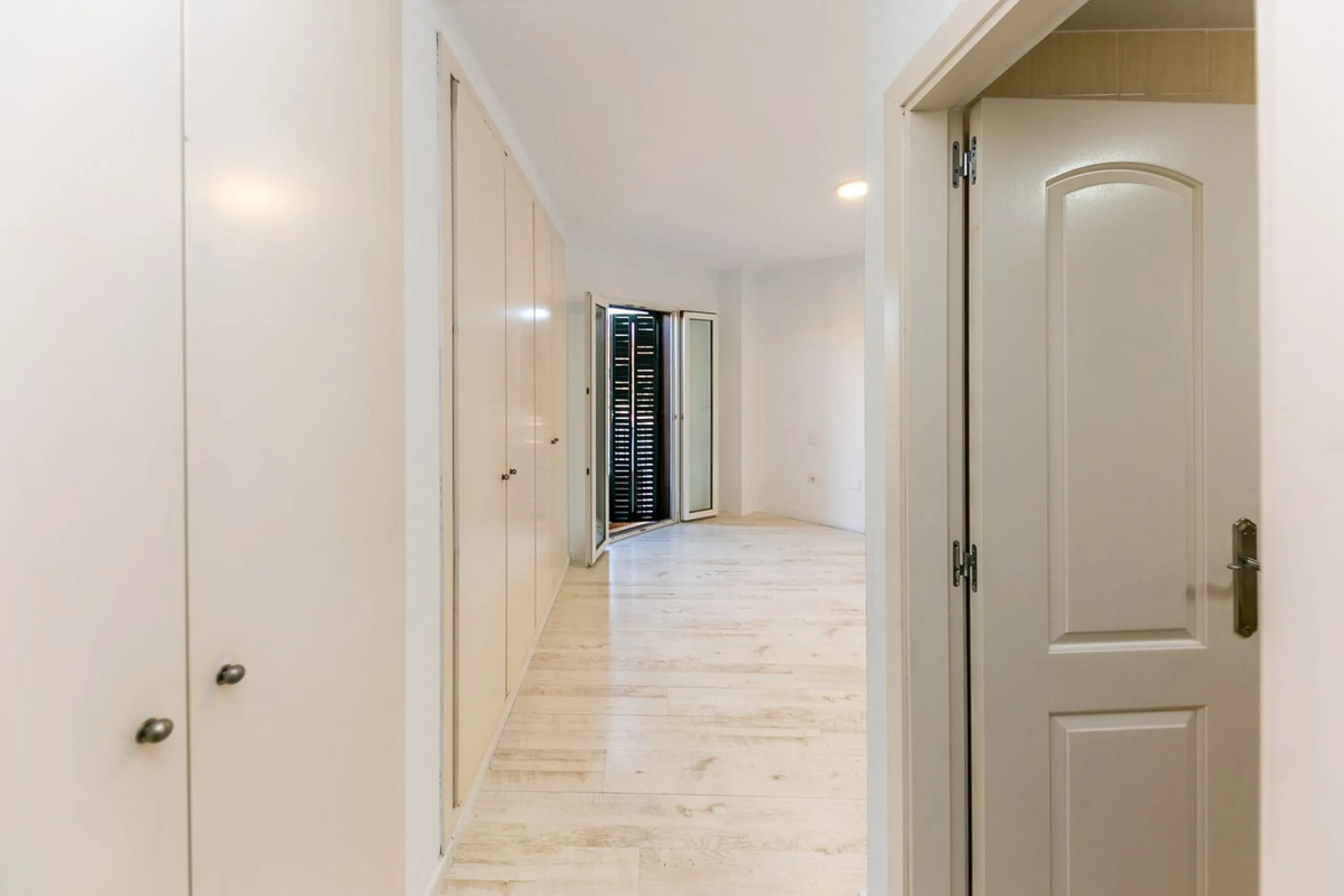 Just 300 meters from the sea, in one of the most peaceful and well-connected areas of Torrequebrada, you'll find this spacious apartment that combines comfort, generous spaces, and proximity to all amenities.