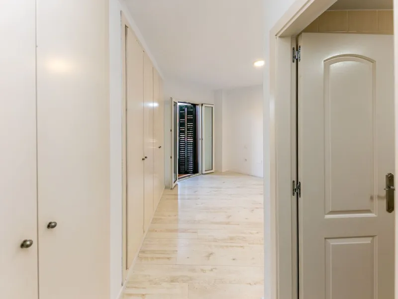 Just 300 meters from the sea, in one of the most peaceful and well-connected areas of Torrequebrada, you'll find this spacious apartment that combines comfort, generous spaces, and proximity to all amenities.