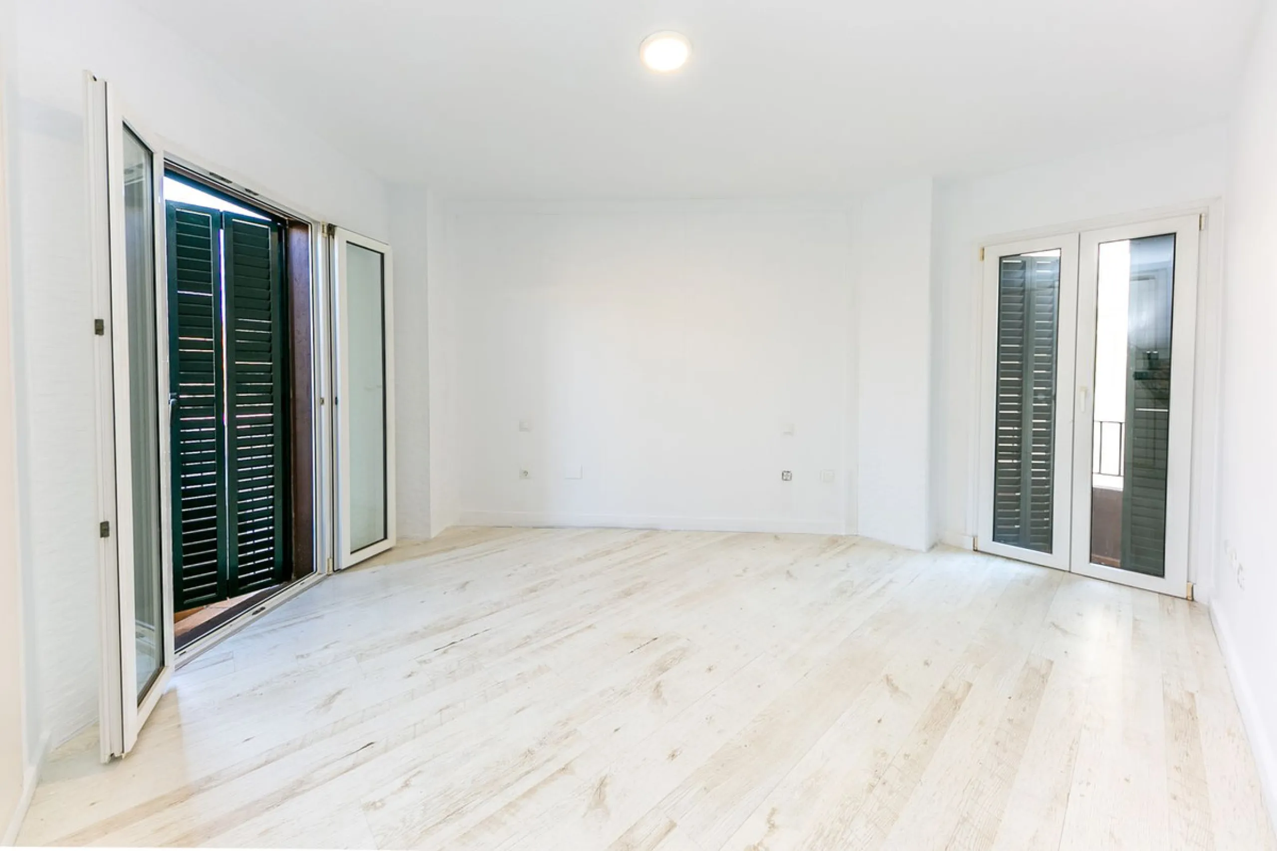 Just 300 meters from the sea, in one of the most peaceful and well-connected areas of Torrequebrada, you'll find this spacious apartment that combines comfort, generous spaces, and proximity to all amenities.