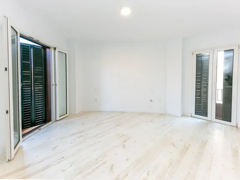 Just 300 meters from the sea, in one of the most peaceful and well-connected areas of Torrequebrada, you'll find this spacious apartment that combines comfort, generous spaces, and proximity to all amenities.