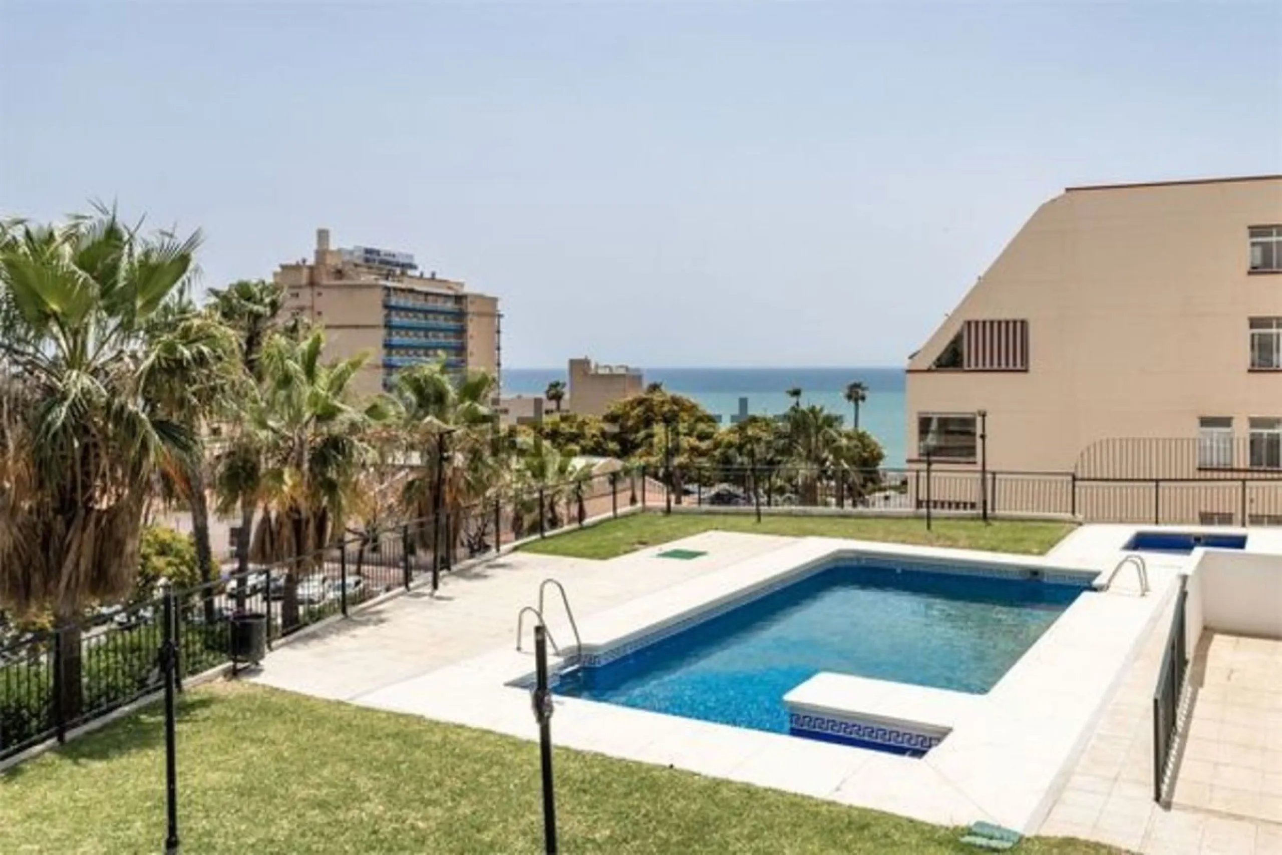 Just 300 meters from the sea, in one of the most peaceful and well-connected areas of Torrequebrada, you'll find this spacious apartment that combines comfort, generous spaces, and proximity to all amenities.