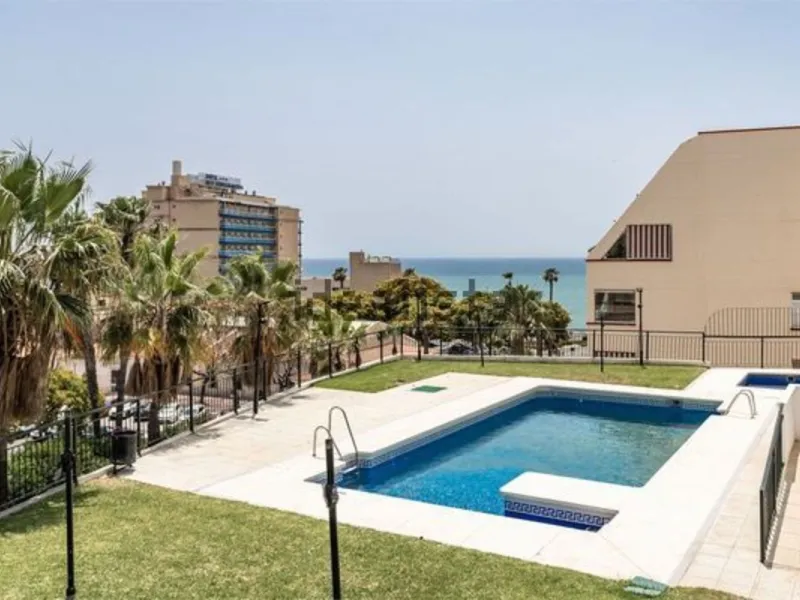 Just 300 meters from the sea, in one of the most peaceful and well-connected areas of Torrequebrada, you'll find this spacious apartment that combines comfort, generous spaces, and proximity to all amenities.