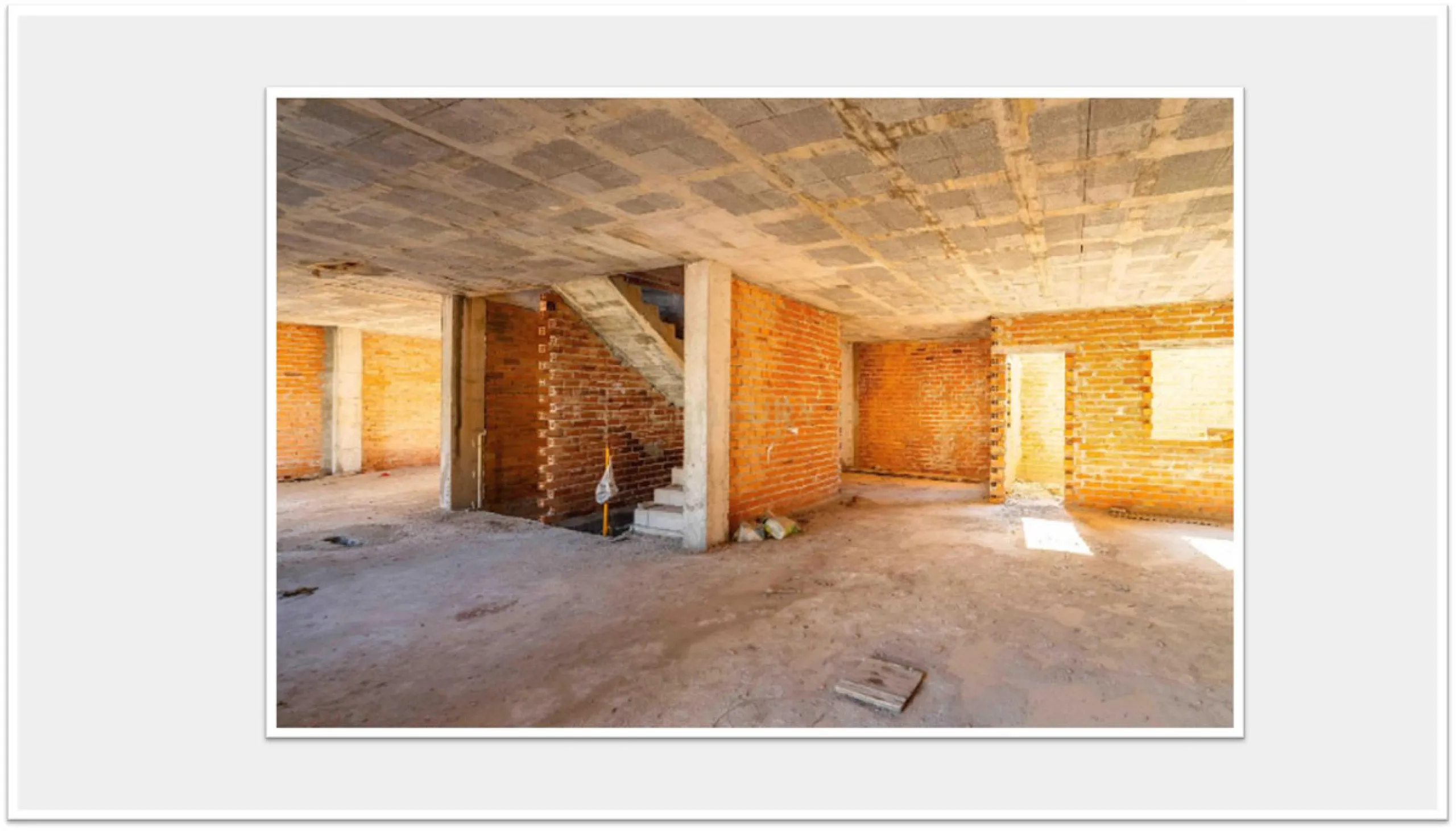 Discover this impressive building under construction in the heart of Andalusia, Malaga, with a floor area of 835 m². This property stands out for its excellent exposure to light and its privileged location, ideal for investors looking for a project withou